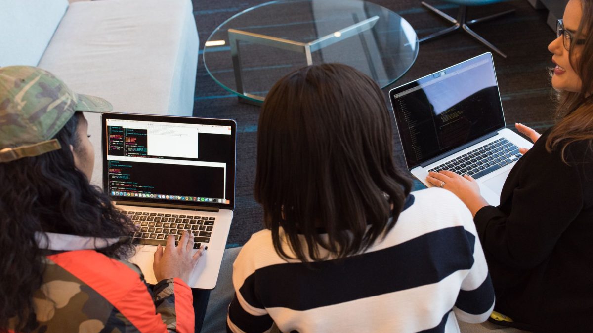 Hackathony – gdzie szukać i jak zbudować zespół