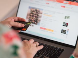 Karta produktu w sklepie internetowym – co powinna zawierać, żeby ułatwiać zakup?