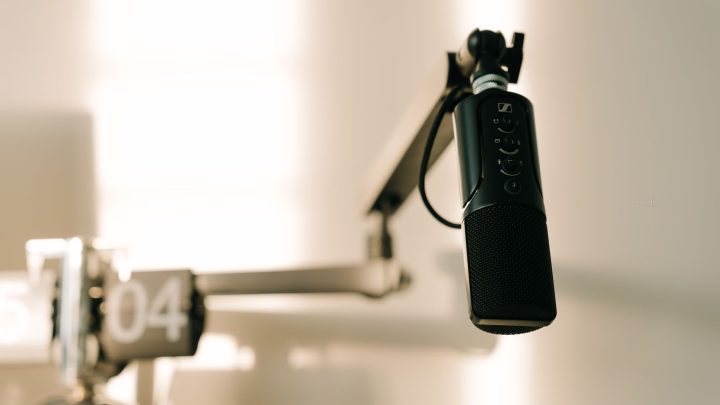 Jak założyć podcast – sprzęt, hosting i dystrybucja na Spotify