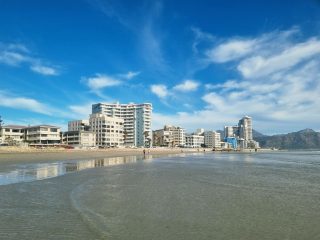 Apartamenty inwestycyjne nad morzem – czy lokal blisko plaży zwiększa zysk?