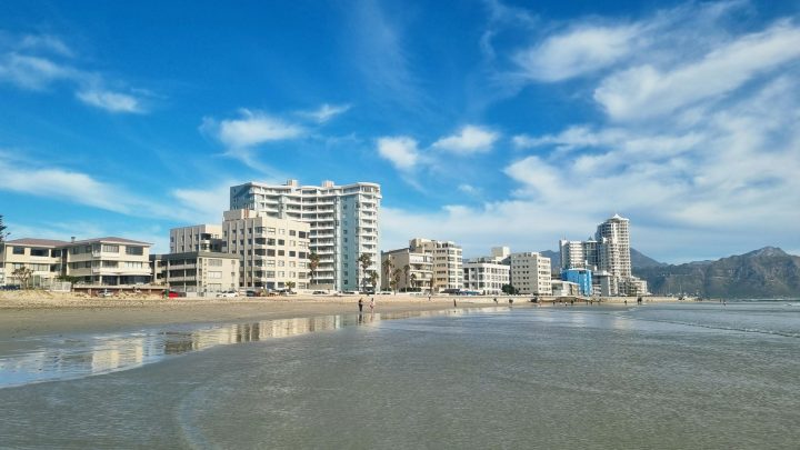 Apartamenty inwestycyjne nad morzem – czy lokal blisko plaży zwiększa zysk?