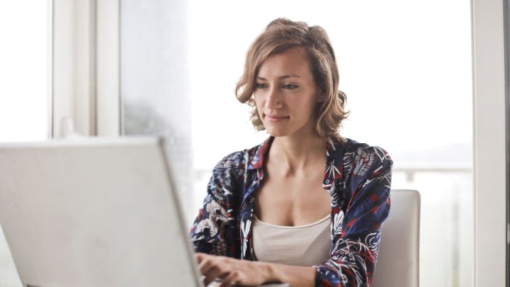 Sprawdzona praca przez internet – legalne sposoby na dorywczy zarobek z domu