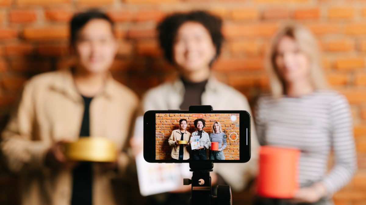Ile zarabiają influencerzy? Od czego zależą stawki i jak liczą kampanie