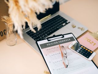 Jak wycenić produkt cyfrowy – strategie cenowe dla e-booków, kursów i szablonów