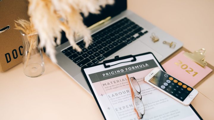 Jak wycenić produkt cyfrowy – strategie cenowe dla e-booków, kursów i szablonów