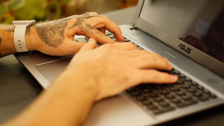 Jak zarabiać w internecie 4000 zł miesięcznie? Modele pracy i realne przykłady